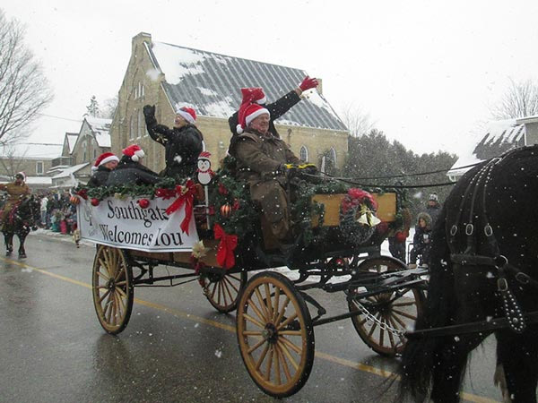 Motorless Santa Claus parade in Holstein