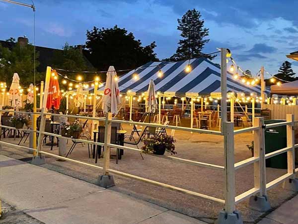 outdoor patio at Queen's Bush Pub