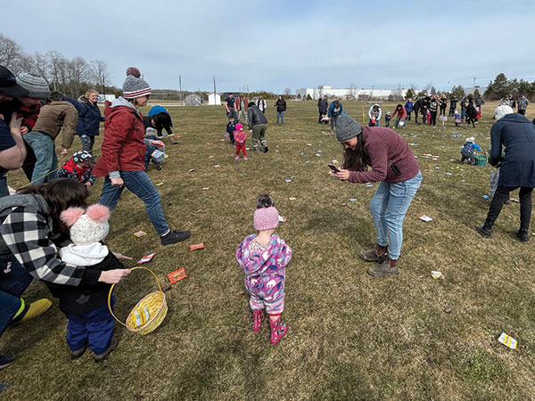young children gathering treats with parents