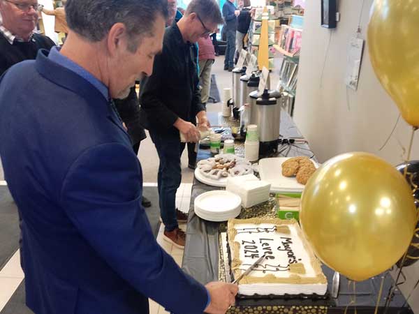 Grey Highlands Mayor Paul McQueen cuts cake at 2024 New Year Levee